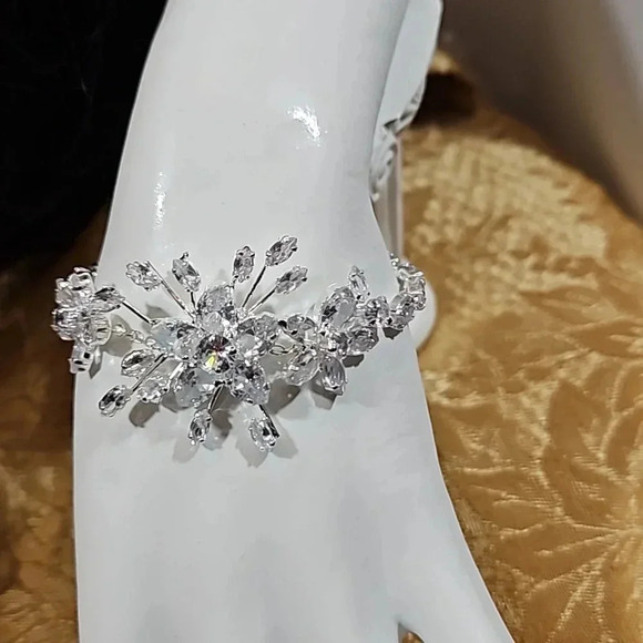 Glitter me is a one-of-a-kind unique Tiara bundle. - Picture 5 of 17